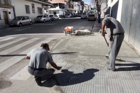 El Ayuntamiento elimina barreras arquitectónicas en dos céntricas calles de San Pedro Alcántara