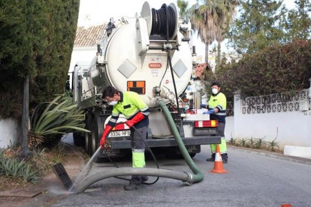 El Ayuntamiento acomete durante este mes la limpieza de las rejillas pluviales en Nueva Andalucía