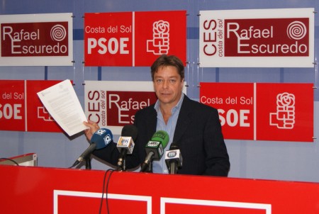 El PSOE acusa al Consistorio de contratar una agencia de viajes que incluye alquilar jets privados