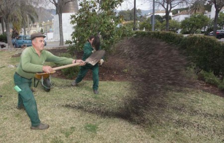 El Ayuntamiento abona los jardines para sembrar 25.000 plantas ante la llegada de la Semana Santa