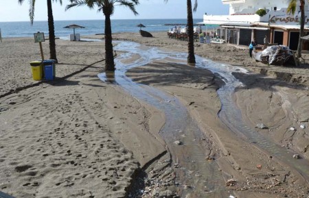 Bernal exige el acondicionamiento de las playas y lamenta que el PP 