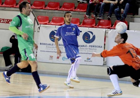 Salvi Bernal juega su segundo partido como titular con el UMA Antequera