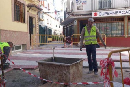 El Ayuntamiento acondiciona y embellece la plaza Blas Infante