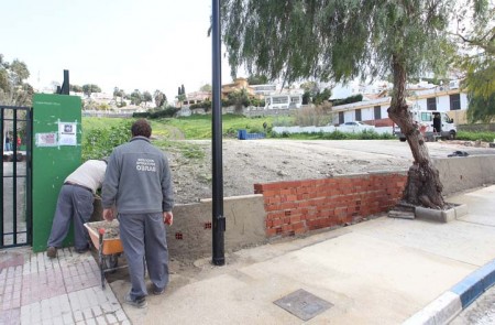 El Ayuntamiento acondiciona el aparcamiento provisional en la calle Bécquer de Nueva Andalucía