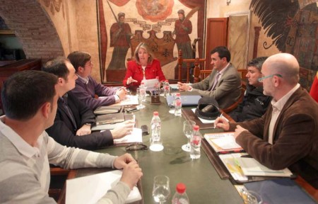 La alcaldesa muestra su apoyo a la lucha contra el intrusismo en el servicio de taxi ante la Semana Santa