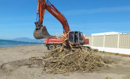 El Ayuntamiento retira de las playas más de 1.200 toneladas de residuos arrastrados por las lluvias