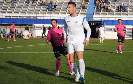 El Marbella pierde un punto en el descuento en Mancha Real (2-1)