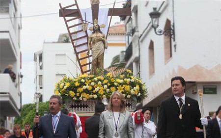 Domingo de Resurrección con los cofrades mirando al cielo