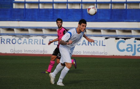 El buen trabajo del Marbella no obtiene recompensa ante el Huétor Tájar (2-1)