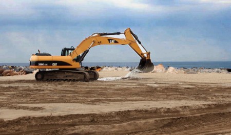 La regeneración de las playas del municipio comienza en Cabopino