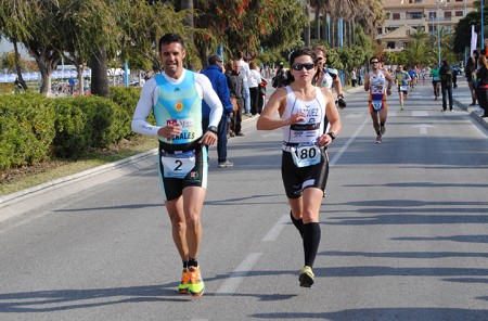 Sonia Vázquez confirma su gran momento de forma y se impone en el Triatlón de Sevilla