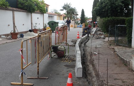 El Ayuntamiento mejora la movilidad peatonal en la calle Luis de Góngora de Nueva Andalucía