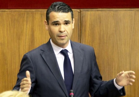 La consejera de Fomento respalda en el Parlamento la ampliación de La Bajadilla a preguntas de José Bernal