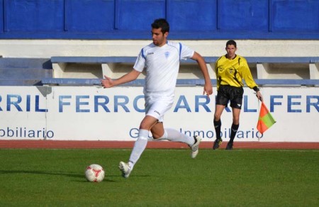 El central Chechu, primer futbolista que renueva en la UD Marbella