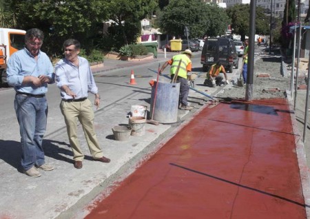 El Ayuntamiento remodela la acera en la calle Manolete de Nueva Andalucía