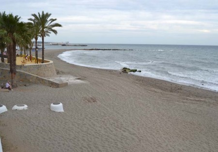 Retiran la protección de las vallas en la desembocadura del arroyo de La Represa tras arreglarse la avería