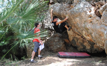 El Club de Escalada de Marbella reúne a 40 escaladores en su primer encuentro en el Paco Cantos