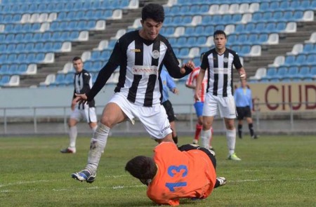 El Marbella incorpora desde Badajoz al volante zurdo Álex Herrera