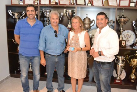 La alcaldesa recibe el abono del Marbella FC y felicita al equipo por su buena trayectoria