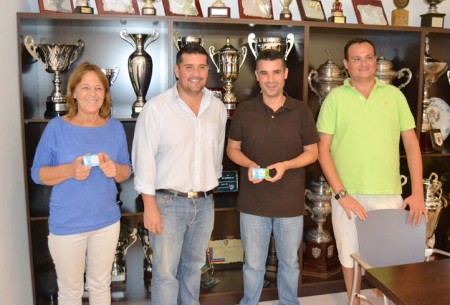 José Bernal visita las oficinas del Marbella FC y compra su abono