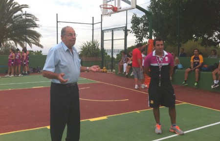 El ex jugador del Real Madrid, Carlos Sevillano, visita al CB Costa Marbella