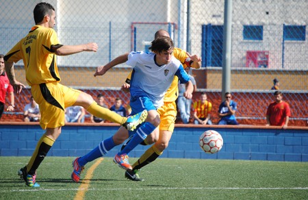 Los Compadres consigue su primera victoria en Torredonjimeno (1-2)