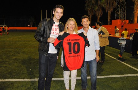 El San Pedro entrega a la alcaldesa una camiseta del equipo y un carné de socio para la temporada