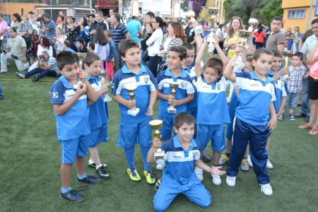 El Marbella convierte el derbi en una fiesta del fútbol con la Peña Málaga