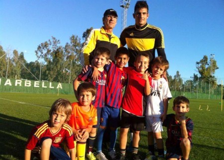 El portero Adán comparte con los chicos de El Oso un entrenamiento