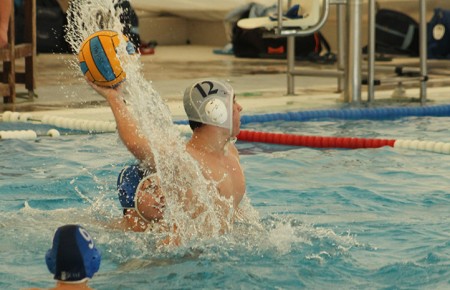 El júnior masculino comienza con triunfo y el sénior femenino vence al vigente campeón con contundencia