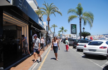 Agentes de viaje de China visitan Puerto Banús para conocer el estilo de vida de la Costa del Sol