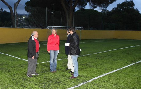 El campo de fútbol 7 de Santa María de Las Chapas estrena nuevo césped