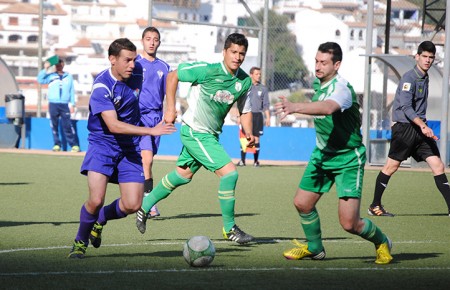 Un Ojén con muchas bajas da la cara ante el líder Fuengirola (2-0)