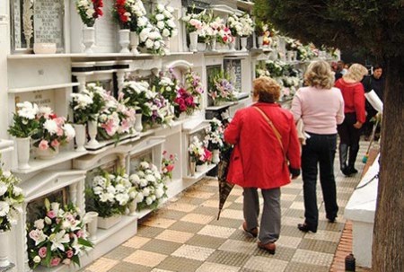 El recuerdo a los fallecidos y el Tostón centran este sábado festivo