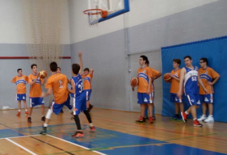 El minibasket 2004 gana su primer partido en la fase de campeonato