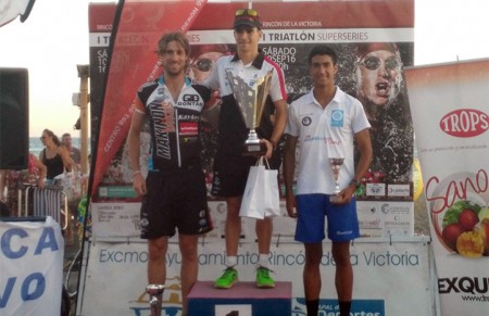 Alejandro Salvador logra el triunfo en el I Triatlón Superseries