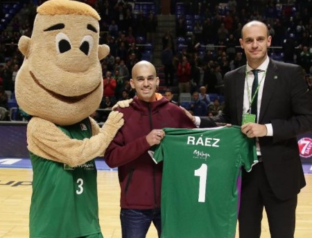 La afición del Unicaja Málaga se pone en pie para ovacionar a Pablo Ráez