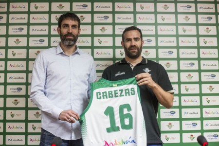 Carlos Cabezas acabará la temporada en las filas del Real Betis