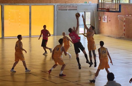 El Costa Marbella logra su primera victoria en casa ante Novaschool (75-72)