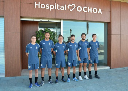 Los jugadores del Marbella FC pasan reconocimiento en Hospital Ochoa