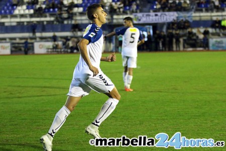 El lateral marbellí Ángel Román cambia el Marbella FC por el CF Vélez