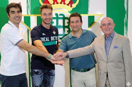 El Real Betis renueva al delantero marbellí Loren hasta 2022