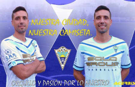 El Atlético Marbella estrena camisetas con los colores de la ciudad