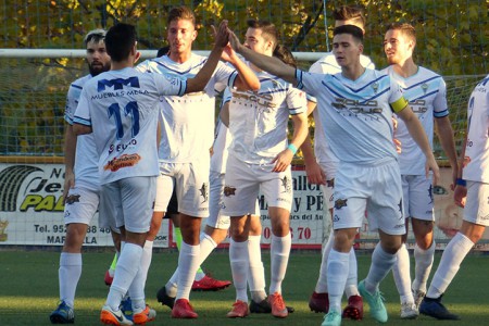 El Atlético Marbella no baja el ritmo y se impone al CD Mijas (3-0)