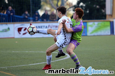 Un penalti injusto mete en más problemas al Marbella juvenil en Atarfe (2-1)