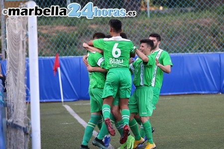 El Vázquez tira de orgullo para remontar al Tiro Pichón y alargar el sueño (2-1)