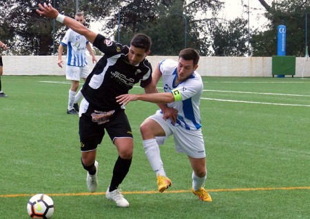 El Atlético Marbella sufre en el campo del CD Mijas un nuevo tropiezo (3-2)