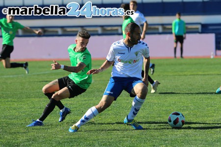 Añón celebra la renovación siendo el mejor asistente del Marbella FC