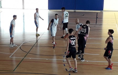 El CB Costa Marbella demuestra su fortaleza ante el CB Mijas (68-61)