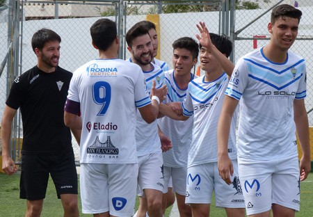 El Atlético Marbella consigue otra victoria en casa del Benamiel (2-4)